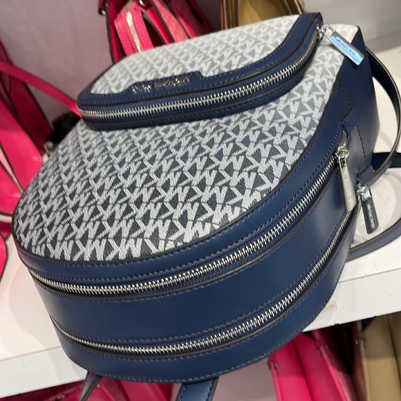 Michael Kors Jaycee Medium Ombré Signature Logo Backpack
Navy 
NWT - Picture 10 of 13
